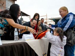 El presidente municipal interino, Alberto Uribe(c), entregó personalmente los artículos a los estudiantes. ESPECIAL  /