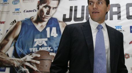 El basquetbolista mexicano Eduardo Nájera durante la rueda de prensa que ofreció en la Ciudad de México. EFE  /