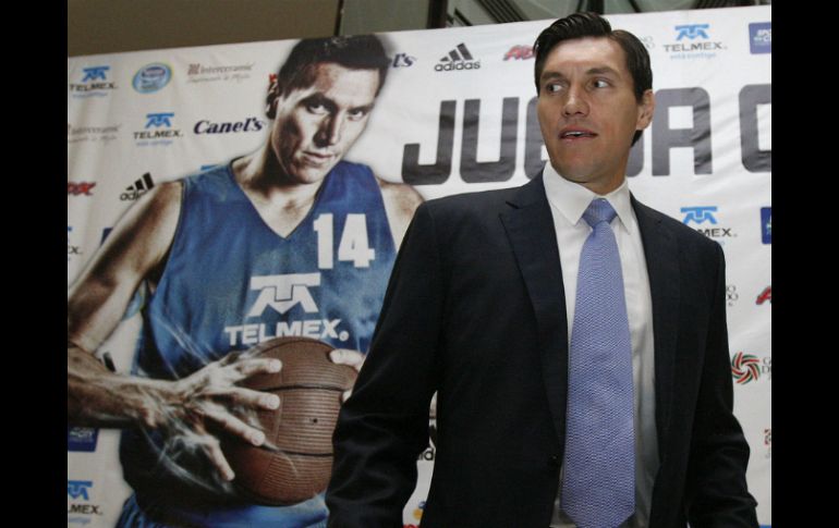 El basquetbolista mexicano Eduardo Nájera durante la rueda de prensa que ofreció en la Ciudad de México. EFE  /