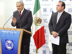 Rueda de prensa, Alberto Cárdenas (iz) y el director jurídico del PAN (der) Arturo Salinas. EL UNIVERSAL  /