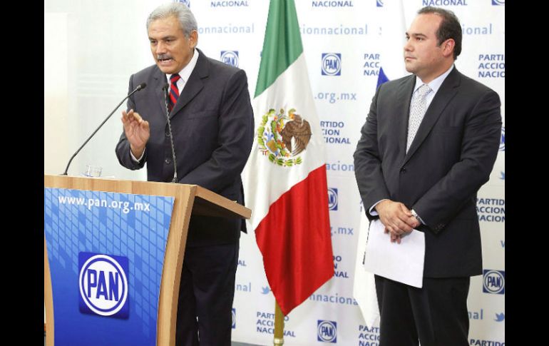 Rueda de prensa, Alberto Cárdenas (iz) y el director jurídico del PAN (der) Arturo Salinas. EL UNIVERSAL  /