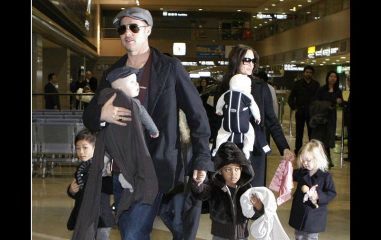 Vivienne es cargada por su madre Angelina Jolie, acompañadas de Brad Pitt y el resto de la familia. ARCHIVO  /