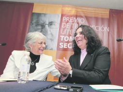 María Luisa Capella, viuda de Tomás Segovia y Consuelo Sáizar, presidenta del Conaculta, ayer en el anuncio que se hizo en Guadalajara.  /