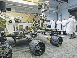 En el Laboratorio de Propulsión a Chorro de California, los investigadores de la NASA tienen una réplica del Curiosity. A  /