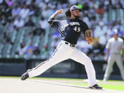 Otra buena tarde. Yovani Gallardo realiza un lanzamiento, durante el partido disputado en el Miller Park. AFP  /