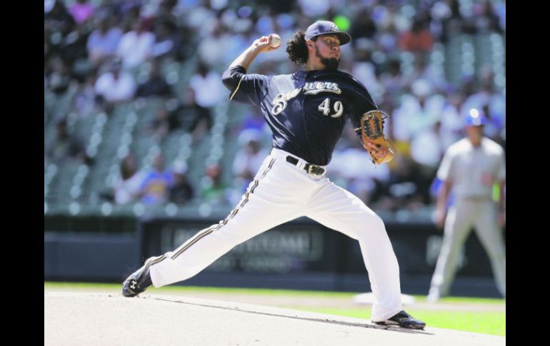 Otra buena tarde. Yovani Gallardo realiza un lanzamiento, durante el partido disputado en el Miller Park. AFP  /