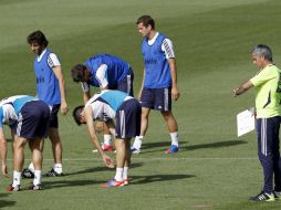 Mourinho (d) ha decidido no contar con el brasileño para el duelo en el Camp Nou. ARCHIVO  /