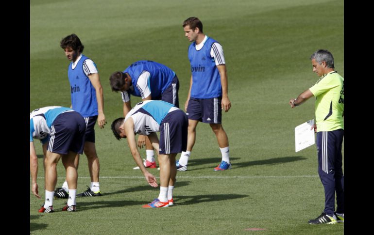 Mourinho (d) ha decidido no contar con el brasileño para el duelo en el Camp Nou. ARCHIVO  /