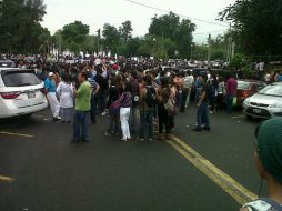 Estudiantes convocados por la FEU comienzan a reunirse en La Normal, para partir hacia el Centro de Guadalajara.  /