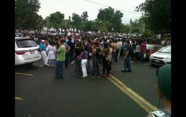 Estudiantes convocados por la FEU comienzan a reunirse en La Normal, para partir hacia el Centro de Guadalajara.  /