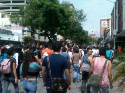 Estudiantes cruzan Calzada Independencia por Revolución hacia Plaza de Armas.  /