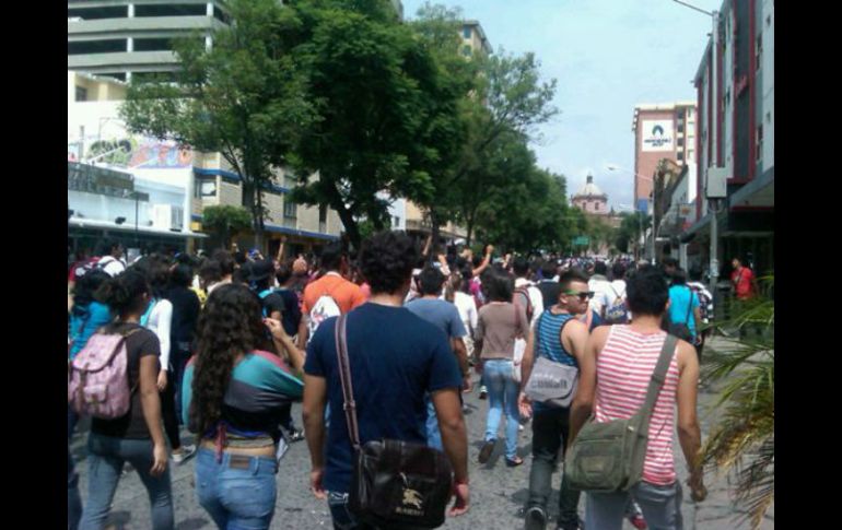 Estudiantes cruzan Calzada Independencia por Revolución hacia Plaza de Armas.  /