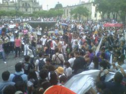 Entre los mismos estudiantes se pelean al llegar a plaza Liberación, no se reportan heridos.  /