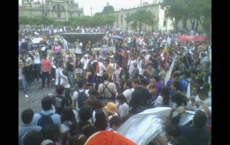 Entre los mismos estudiantes se pelean al llegar a plaza Liberación, no se reportan heridos.  /