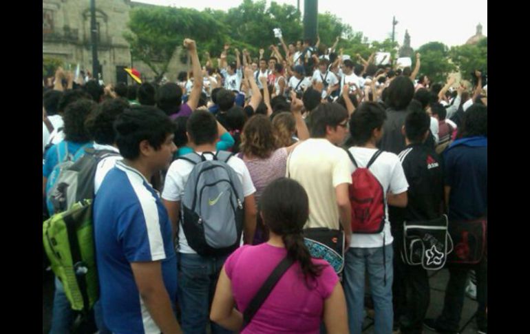 Según personal de Bomberos de Guadalajara, la cifra final de participantes en la marcha, fue de entre diez y 12 mil estudiantes.  /