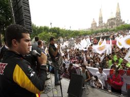 Marco Antonio Núñez se dirige a miles de manifestantes congregados en la Plaza Liberación.  /