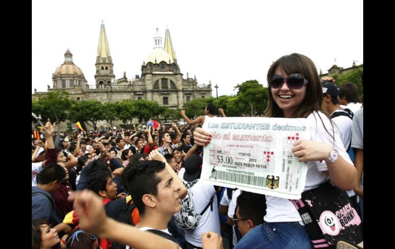 Aristóteles comentó que está revisando su propuesta sobre transporte gratuito a todos los estudiantes.  /