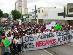 Los estudiantes se muestran inconformes por pagar siete pesos; algunos aseguraron tomar más de tres camiones diarios. NTX  /