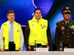 El presidente de Colombia, Juan Manuel Santos (i), junto con su ministro de Defensa, Juan Carlos Pinzón (c). EFE  /