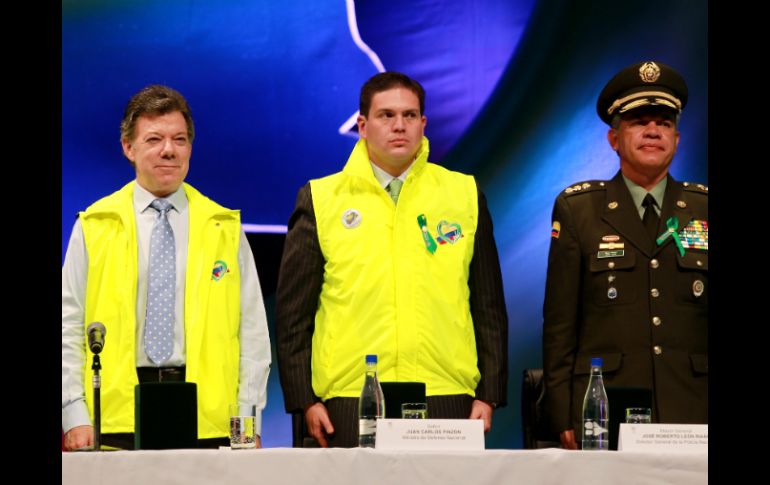 El presidente de Colombia, Juan Manuel Santos (i), junto con su ministro de Defensa, Juan Carlos Pinzón (c). EFE  /