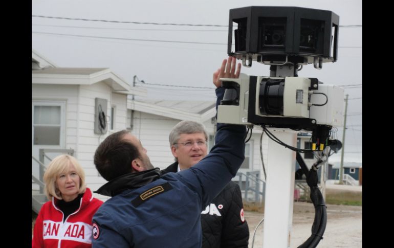 El Primer ministro canadiense se unió a la iniciativa cuando  el equipo de Street View llegó a la zona de Cambridge Bay.  AFP  /