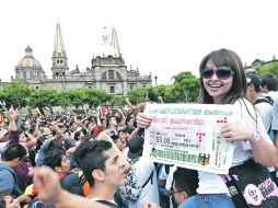 GRITAN ¡NO AL ALZA!. Estudiantes de la UdeG convocados por la FEU, ayer en la Plaza Liberación.  /