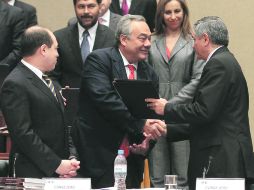 Nuevos representantes.El consejero presidente del IFE, Leonardo Valdés Zurita, entrega las constancias de los legisladores electos.  /