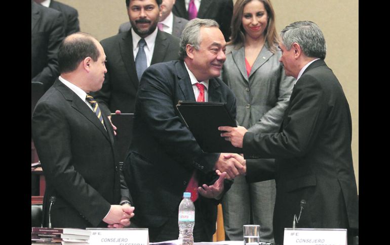 Nuevos representantes.El consejero presidente del IFE, Leonardo Valdés Zurita, entrega las constancias de los legisladores electos.  /