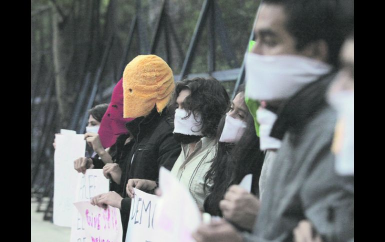 SOLIDARIDAD. Seguidores de Julian Assange protestaron frente a la embajada de Estados Unidos en México.REUTERS  /