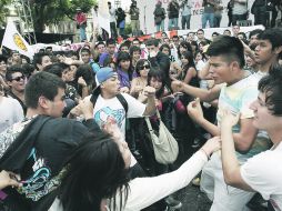 Durante la marcha convocada por la FEU contra el alza a la tarifa, estudiantes de las preparatorias 8 y 10 se enfrentaron a golpes.  /