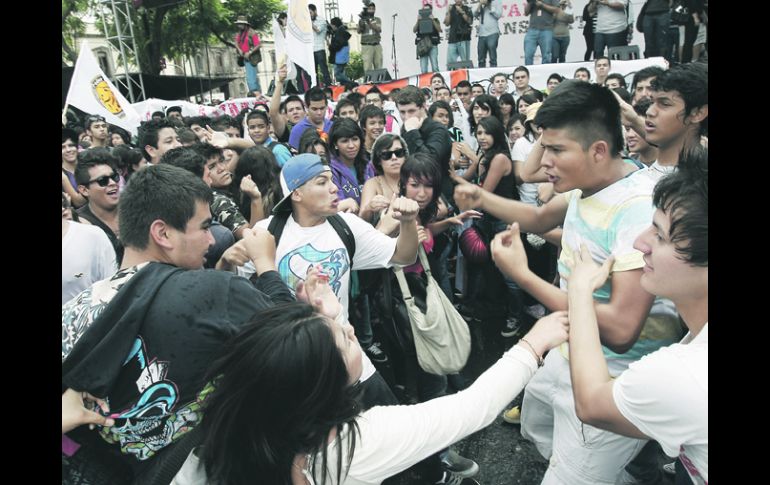 Durante la marcha convocada por la FEU contra el alza a la tarifa, estudiantes de las preparatorias 8 y 10 se enfrentaron a golpes.  /