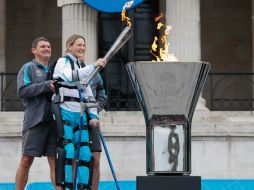 La británica Claire Lomas (i) en el encendido de la llama en Trafalgar Square. AFP  /