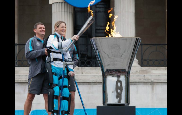 La británica Claire Lomas (i) en el encendido de la llama en Trafalgar Square. AFP  /