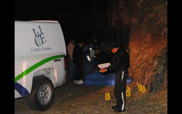 La víctima mortal fue levantada por camilleros del Servicio Médico Forense y llevada a la morgue metropolitana. ARCHIVO  /