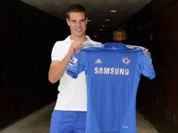 Los Blues no dieron a conocer la cifra del traspaso del lateral español César Azpilicueta. (foto tomada de @ChelseafcBahasa) ESPECIAL  /