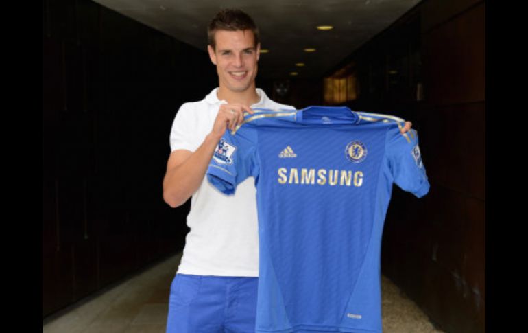 Los Blues no dieron a conocer la cifra del traspaso del lateral español César Azpilicueta. (foto tomada de @ChelseafcBahasa) ESPECIAL  /