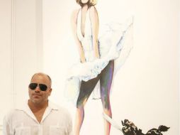 El artista ecuatoriano 'neopop' Leonardo Hidalgo, junto a su obra. EFE  /