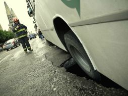 La parte trasera de un autobús del transporte público cayó en el hoyanco.  /