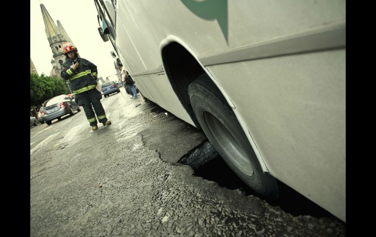 La parte trasera de un autobús del transporte público cayó en el hoyanco.  /