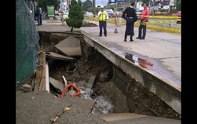 El socavón apareció en el carril lateral Norte-Sur de López Mateos, en el tramo de Inglaterra a calle San Gabriel. Twitter @Trafico_ZMG  /