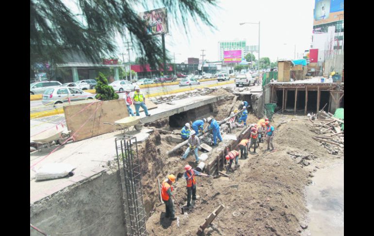 El cráter está ubicado en el carril lateral de López Mateos, en el tramo de la avenida Inglaterra a la calle San Gabriel.  /