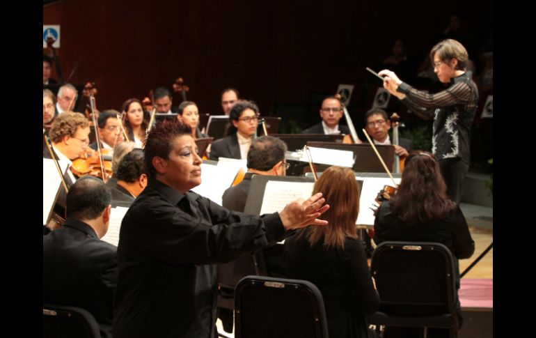 Patricia Santín (i) fue la encargada de interpretar el concierto en lenguaje de señas para las personas sordas. NTX  /