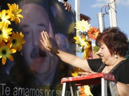 Familiar de una de las  víctimas del ataque sostiene una foto de uno de los fallecidos.EFE  /