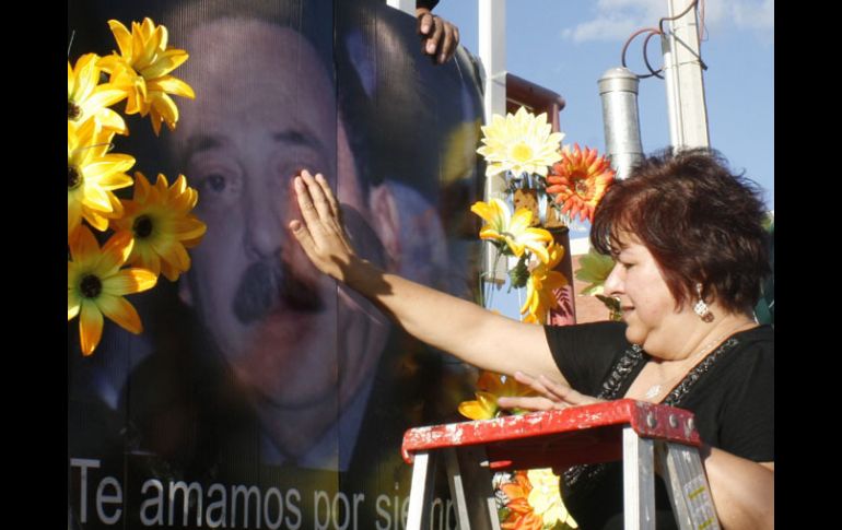 Familiar de una de las  víctimas del ataque sostiene una foto de uno de los fallecidos.EFE  /