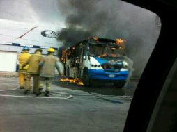 Camión incendiado sobre la carretera libre Guadalajara-Zapotlanejo, en Tonalá.  /