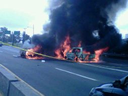 Vehículos incendiándose sobre Periférico y López Mateos, debido a los bloqueos realizados en la metrópoli.  /