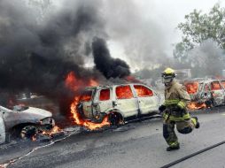 Bomberos de Zapopan acudieron a apagar los automóviles. NTX  /