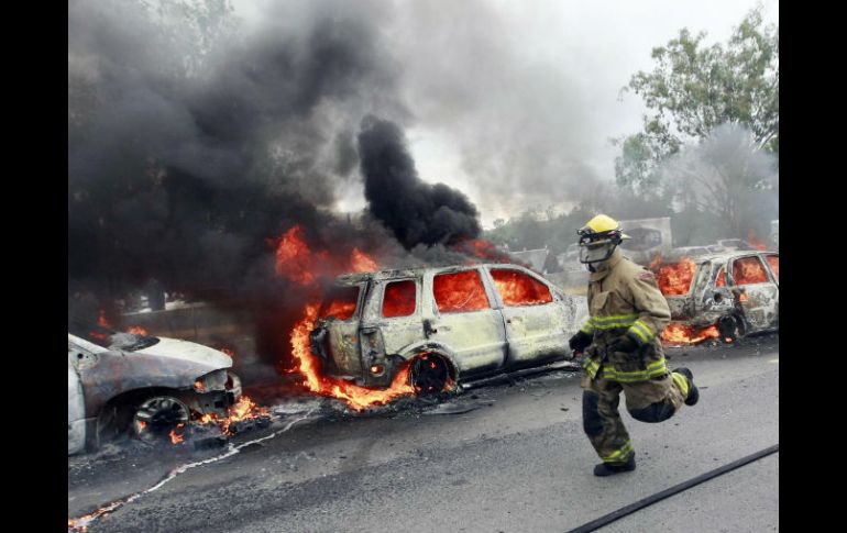 Bomberos de Zapopan acudieron a apagar los automóviles. NTX  /