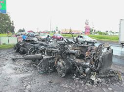 SÓLO FIERROS. Así quedó este transporte de carga que circulaba por la Carretera a Chapala, luego de ser incendiado.  /