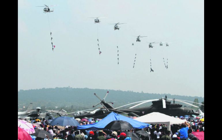 Insólita exhibición de la Fuerza Aérea Mexicana. NTX  /